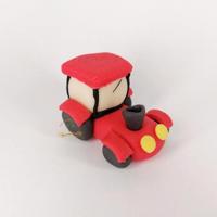 Figurka na dort traktor červený 6,5x5x4cm z kokosové hmoty - Fagos